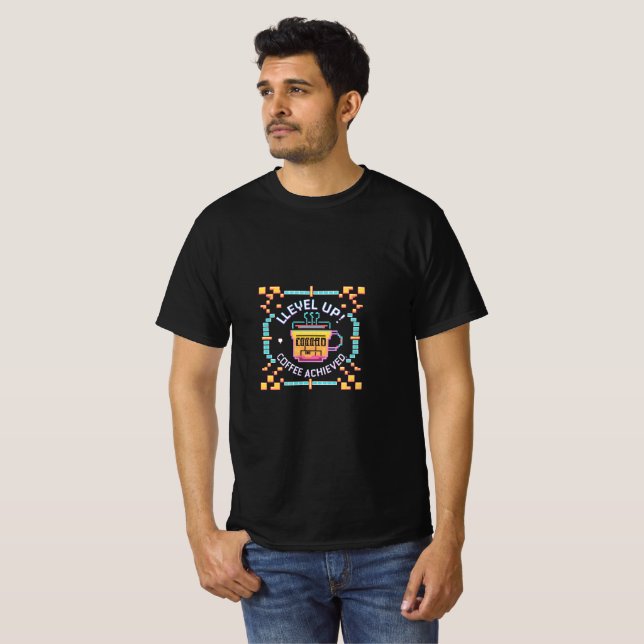 Camiseta ¡NIVEL SUPERIOR! CAFÉ LOGRADO - Retro Pixel Gamer  (Anverso completo)