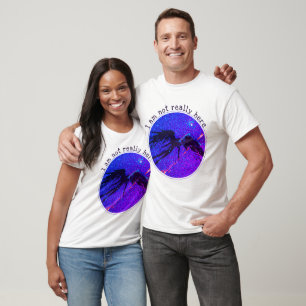 Camiseta No aquí figura alada volando en el espacio Camiset