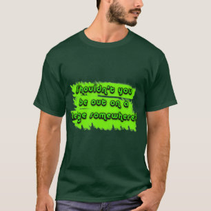 Camiseta ¿No debe usted estar hacia fuera en una repisa en