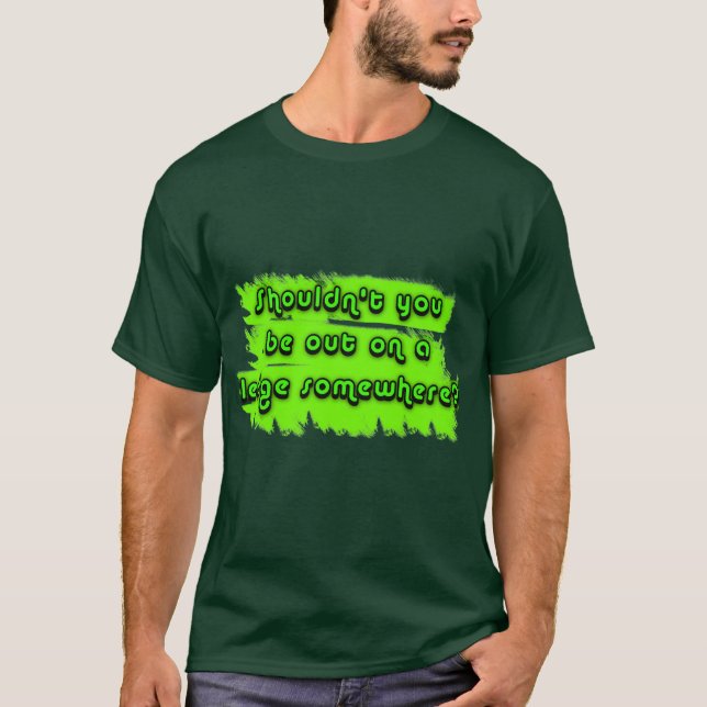 Camiseta ¿No debe usted estar hacia fuera en una repisa en (Anverso)