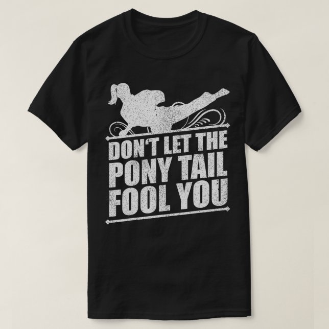 Camiseta No dejes que esa Pony Tail Fool Te Karate Chica (Diseño del anverso)