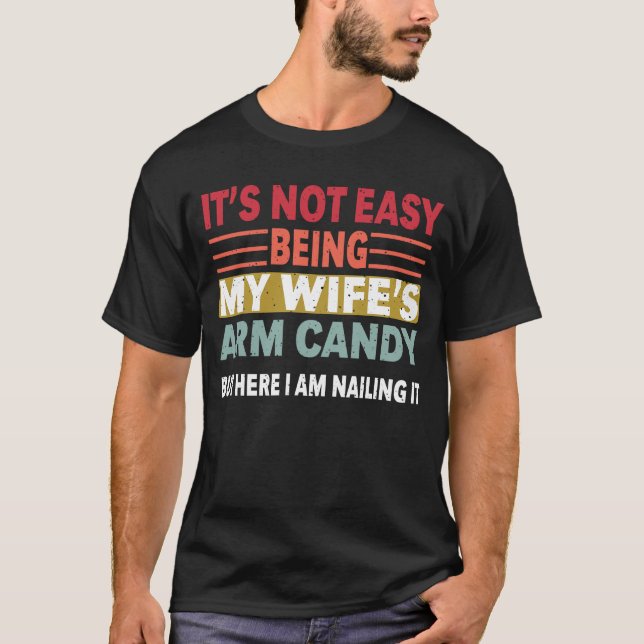 Camiseta No es fácil ser el bastón de mi esposa, pero aquí (Anverso)