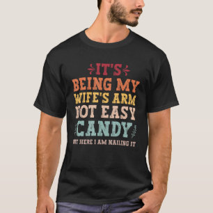 Camiseta No es fácil ser el bastón de mi esposa, pero aquí 
