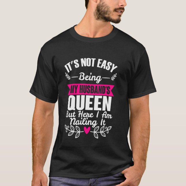 Camiseta No es fácil ser la reina de mi marido, pero aquí e (Anverso)