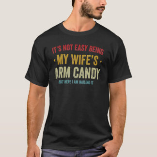 Camiseta No es fácil ser mi esposa un dulce de armas, pero