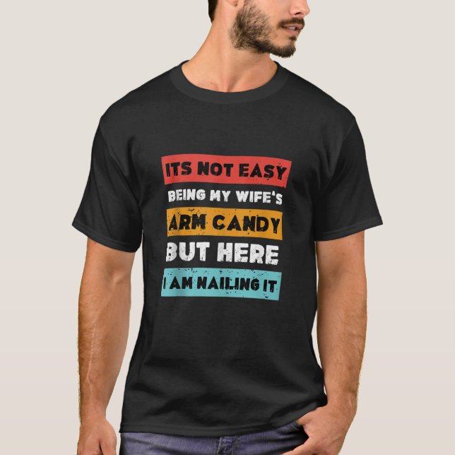 Camiseta No es fácil ser mi esposa un dulce de armas, pero  (Anverso)