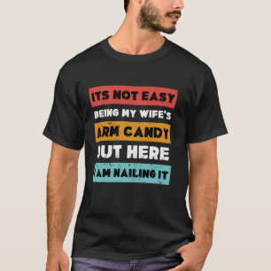 Camiseta No es fácil ser mi esposa un dulce de armas, pero