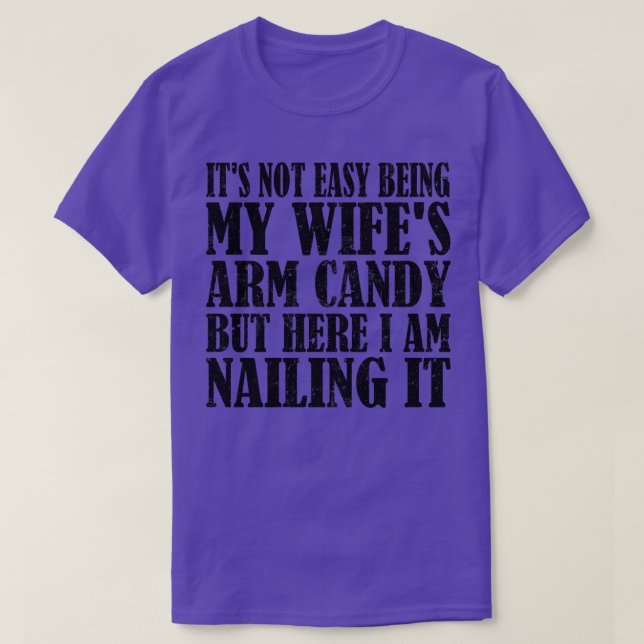 Camiseta No Es Fácil Ser Mis Esposas Arman Candy, Pero Acá  (Diseño del anverso)