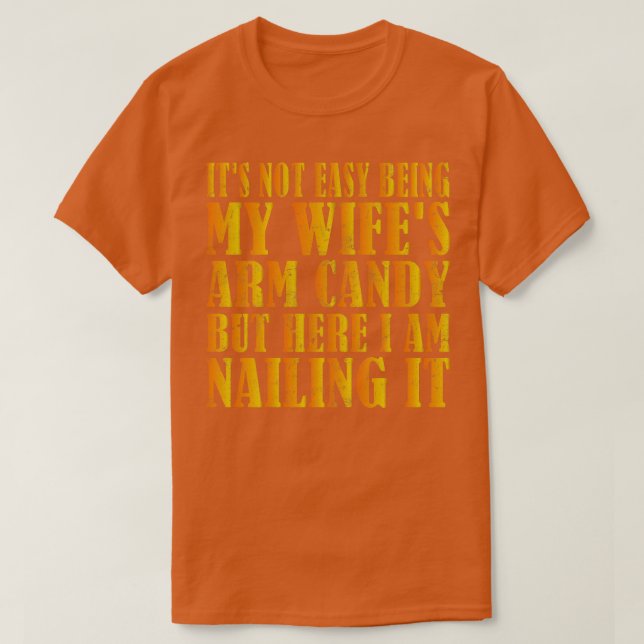 Camiseta No Es Fácil Ser Mis Esposas Arman Candy, Pero Acá  (Diseño del anverso)