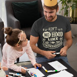 Camiseta No es ninguna capucha como la paternidad 2<br><div class="desc">No es ninguna capucha como la paternidad. Diseño tipográfico beige claro. La idea de regalo del Día del Padre.</div>