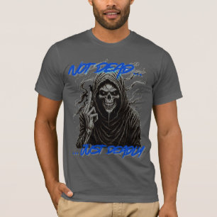 Camiseta No está muerto recién muerto