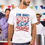 Camiseta No estoy borracho Soy Patriótico Gracioso el 4 de<br><div class="desc">¡No estoy borracho, soy patriota! 🍺 En funda, alguien pregunta, ¡no solo muéstrales tu camisa! 😂 Estas graciosas camisas patrióticas son perfectas para tu reunión de la familia militar o la celebración del 4 de julio. 🇺 🇸 Ver nuestra colección para igualar la reunión de familia militar, invitaciones patrióticas del...</div>