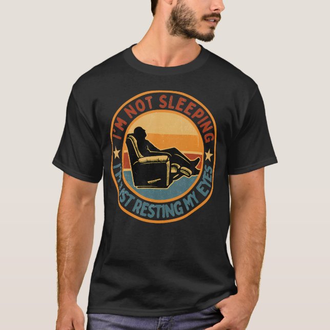 Camiseta NO Estoy Durmiendo, Solo Estoy Descansando Mis Ojo (Anverso)
