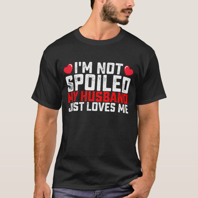 Camiseta No Estoy Mimada Mi Marido Simplemente Me Ama San V (Anverso)