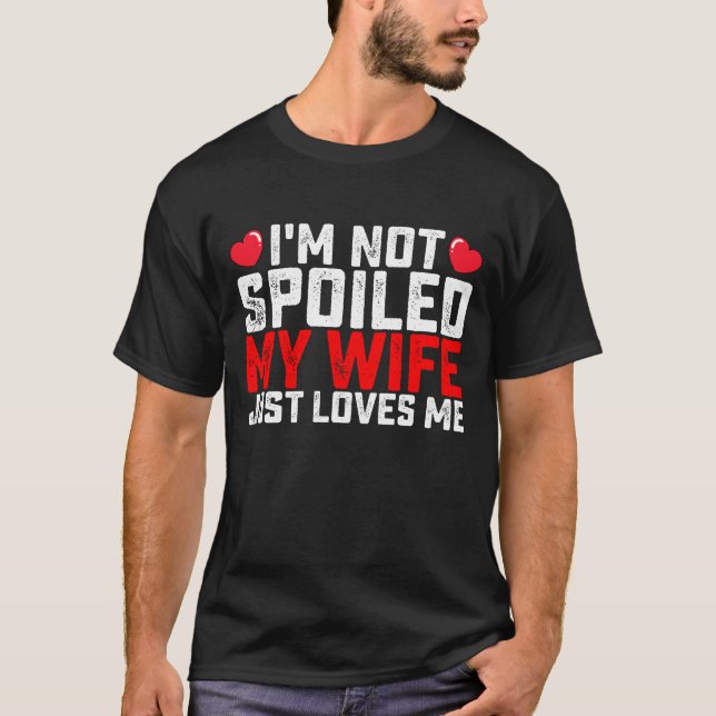 Camiseta No Estoy Mimado Mi Esposa Simplemente Me Ama San V (Anverso)
