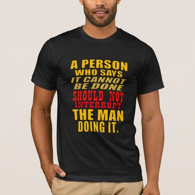 Camiseta No interrumpas al hombre/mujer haciéndolo. (Anverso)