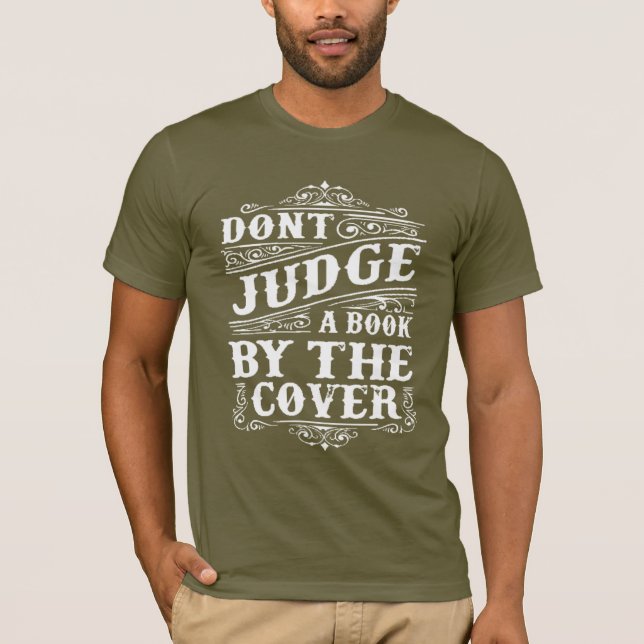 CAMISETA NO JUZGUES UN LIBRO POR SU CUBIERTA (Anverso)