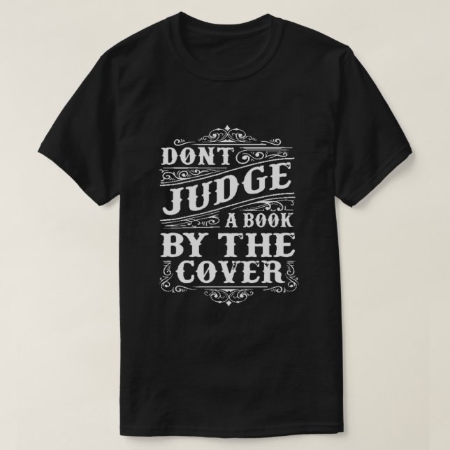 CAMISETA NO JUZGUES UN LIBRO POR SU CUBIERTA (Diseño del anverso)