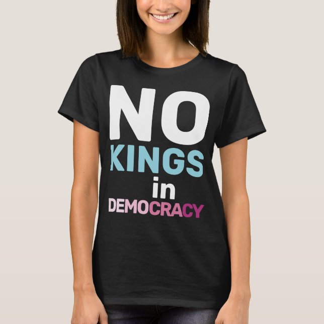 Camiseta No Kings In Democracy Feminist Protest Statement (Anverso)