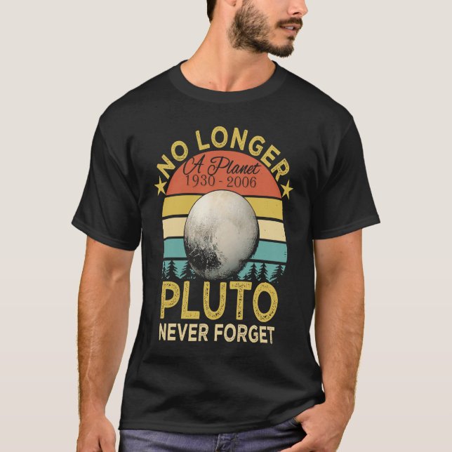 Camiseta No Longer A Planet Pluto Never Forget (Anverso)