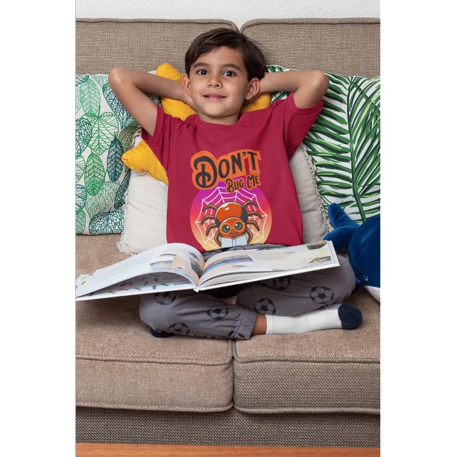 Camiseta No me engañes estoy leyendo araña linda (Story time is serious business — even the spider says so.)