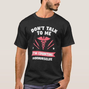 Camiseta No me hables, estoy contando enfermeras de sala de