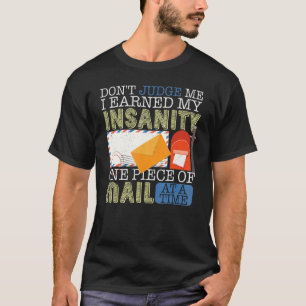 Camiseta No me juzguen a la trabajadora postal Mailman Post
