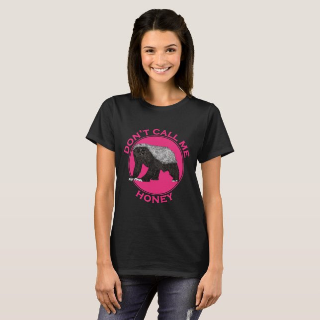 Camiseta No me llames Honey Pink Feminist Honey Badger Art (Anverso completo)