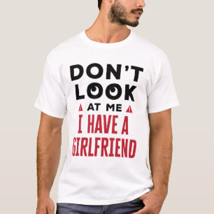 Camiseta No me mires, tengo una novia divertida.