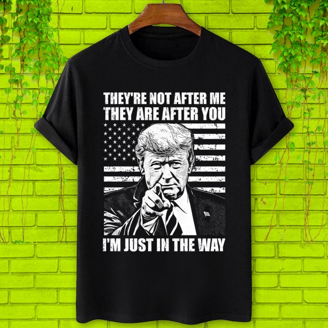 Camiseta No me persiguen, están tras Trump (Subido por el creador)