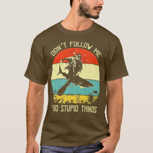 Camiseta No me sigas hago cosa estúpida buceando con tiburó