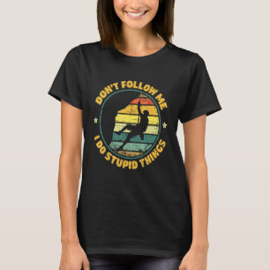 Camiseta No me sigas hago cosas estúpidas escalando montaña