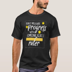 Camiseta No medir el progreso con otro té gobernante