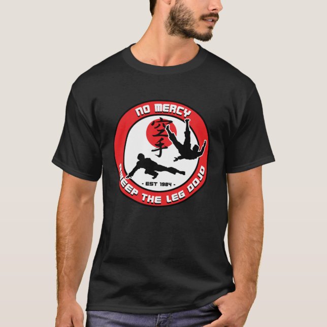 Camiseta NO MERCY SWEEP THE LEG DOJO Emblem Ver 2 (Anverso)