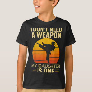 Camiseta No Necesito un Arma Mi Hija Taekwondo