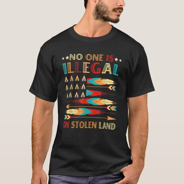 Camiseta No One Is Illegal On Stolen Land Native American P (Anverso)