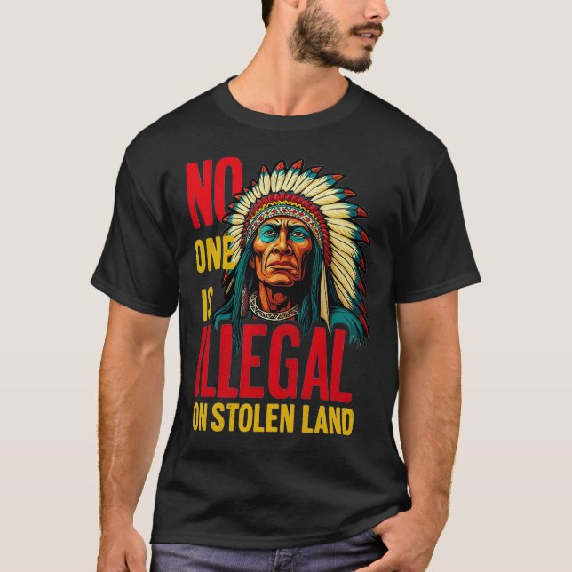 Camiseta No One Is Illegal on Stolen Land Native Americans  (Anverso)