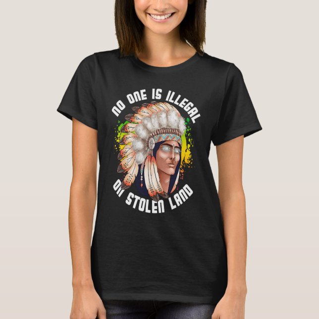 Camiseta No One Is Illegal On Stolen Land Native Indigenous (Anverso)