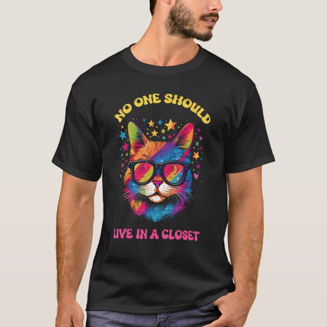 Camiseta No One Should Live In A Closet LGBTQ Gay Pride Cat (Anverso)