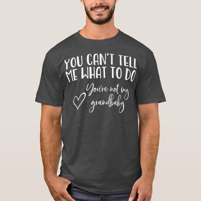 Camiseta No Puedes Decirme Qué Hacer, No Es Mi Prima (Anverso)