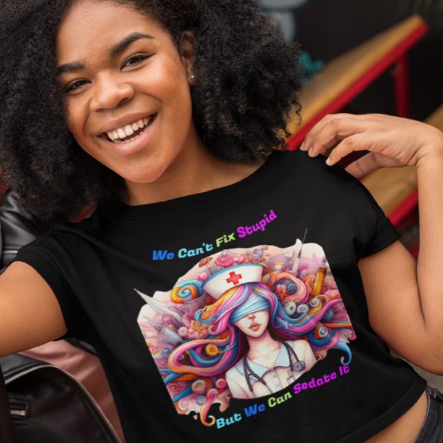 Camiseta No puedo arreglar lo estúpido, pero podemos sedarl (Subido por el creador)