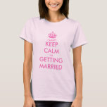 Camiseta No puedo guardar calma que estoy consiguiendo la<br><div class="desc">No puedo guardar calma que estoy consiguiendo la camiseta rosada casada. Diseño de la plantilla de Personalizable para que pronto sea mujeres casadas. Cree sus los propios personalizados "guardan calma y continúan" la parodia. Utilice esta plantilla con la corona para crear su propio texto divertido. Colores y diseños más de...</div>