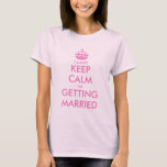 Camiseta No puedo mantener la calma me estoy casando con un<br><div class="desc">No puedo mantener la calma me estoy casando con camisetas rosadas. Diseño de plantillas personalizables para las mujeres casadas. Crea tu propia parodia personalizada de 'Mantente tranquilo y sigue'. Use esta plantilla con corona para crear su propio texto divertido. También hay más colores personalizados y diseños vintage de keepcalmandcarryon.</div>