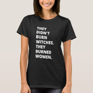 Camiseta No quemaron bruja quemaron mujeres