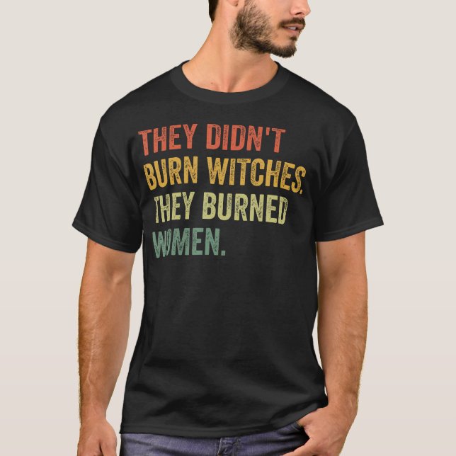 Camiseta No Quemaron Testigos, Quemaron A Las Mujeres Bruja (Anverso)