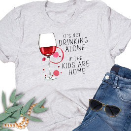 Camiseta "No se bebe solo si los niños están en casa" -