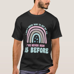 Camiseta No sé cómo actuar con mi edad, 35 años, arcoiris B
