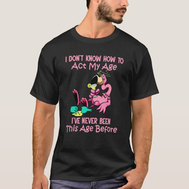 Camiseta No sé cómo actuar en mi edad nunca he sido así (Anverso)