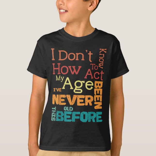 Camiseta No sé cómo actuar mi edad es un cumpleaños viejo g (Anverso)