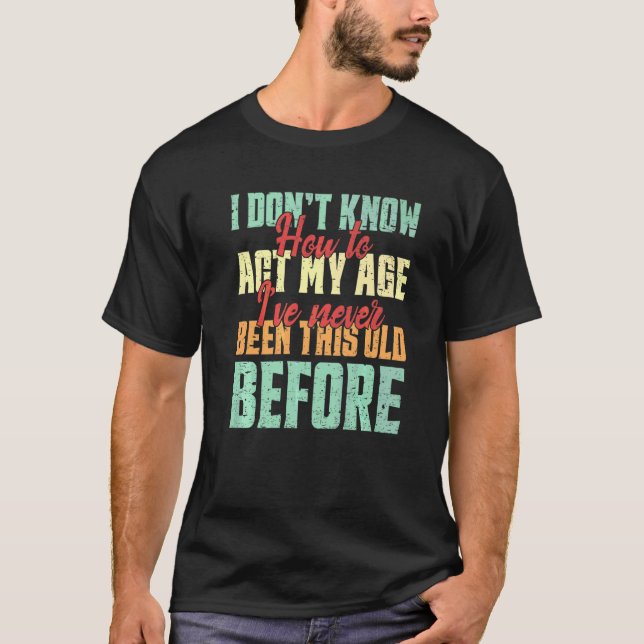 Camiseta No Sé Cómo Actuar Mi Edad  Personas Mayores Hombre (Anverso)